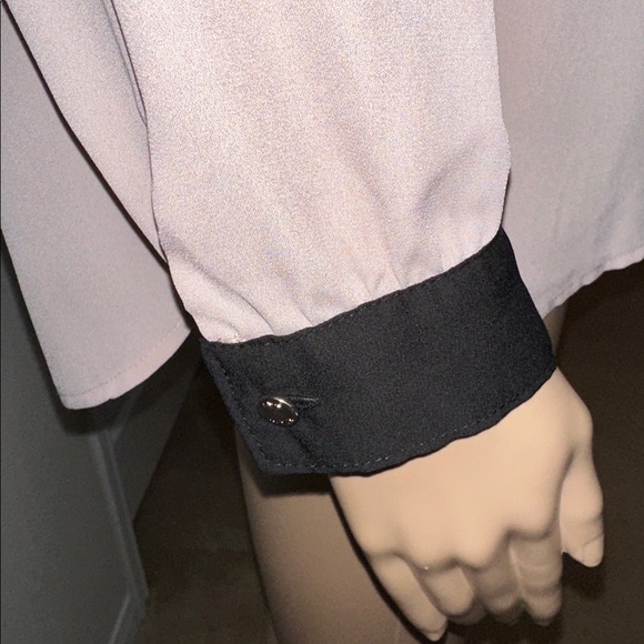 Elegant ANNE KLEIN Women's Blouse with Black Trim Size Medium. - Picture 5 of 16